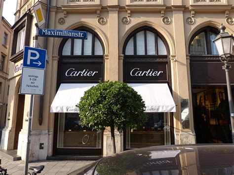 Cartier: Schmuck, Uhren, Accessoires in der (im/am) Maximilianstraße 20.